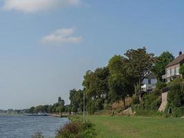 maastricht y kessel en el río maas foto