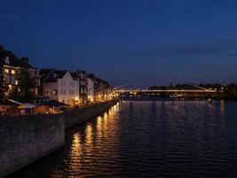 la ciudad de maastricht en el río maas en los países bajos foto