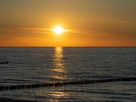 puesta de sol en la playa de zingst foto