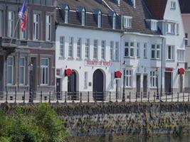 la ciudad de maastricht en el río maas foto