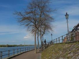 la ciudad de rees en el río rin foto