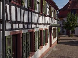 la pequeña ciudad de kandel en el pfalz alemán foto