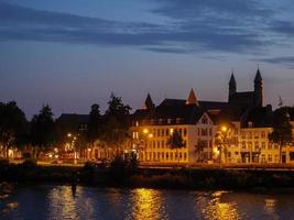 la ciudad de maastricht en el río maas en los países bajos foto