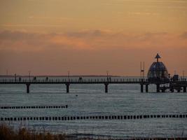 puesta de sol en la playa de zingst foto