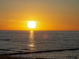 puesta de sol en la playa de zingst foto