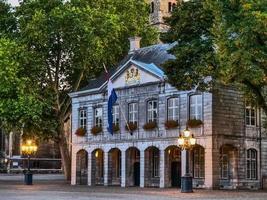 la ciudad de maastricht en el río maas en los países bajos foto