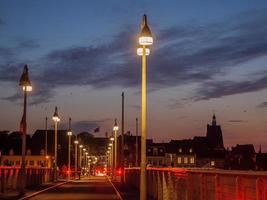 la ciudad de maastricht en el río maas en los países bajos foto