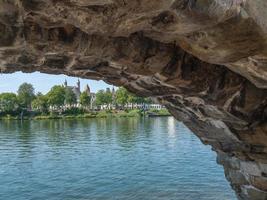 la ciudad de maastricht en el río maas foto