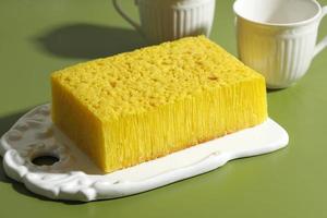 bika ambon, bizcocho de tapioca tradicional indonesio con color amarillo, foto