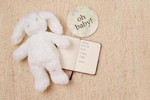 saludo de tarjeta de bebé con un juguete, espacio de copia foto