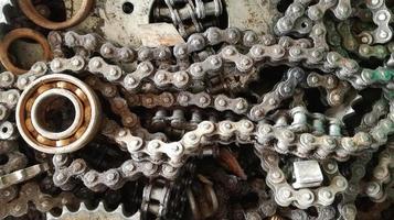 viejas cadenas de metal y ruedas dentadas bordeaban el taller de reparación de bicicletas con manchas negras de aceite. foto