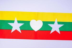 apoyo al pueblo de myanmar, paloma de la paz con bandera de myanmar. conceptos de libertad, detener la guerra, la dictadura y la democracia foto