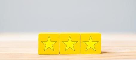 bloques de madera con el símbolo de la estrella. opiniones de clientes, comentarios, calificación, clasificación y concepto de servicio. foto