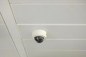 cámara de seguridad moderna con fondo de oficina o casa, cctv para grabar y protección de propiedad para aparcamiento foto