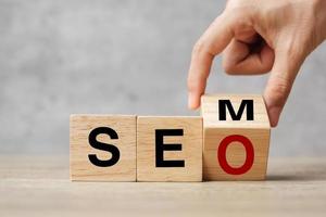 voltear a mano sem a bloques de cubos de madera de texto seo en el fondo de la mesa. optimización de motores de búsqueda, publicidad, idea, estrategia, marketing, palabra clave y concepto de contenido foto