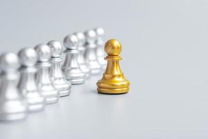 golden chess pawn pieces or leader businessman stand out of crowd people of silver men. leadership, business, team, teamwork and Human resource management concept photo