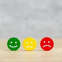 bloque de cara de emoción. el cliente elige el emoticono para las reseñas de los usuarios. calificación de servicio, clasificación, revisión del cliente, satisfacción, estado de ánimo, evaluación y concepto de retroalimentación foto