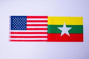 estados unidos de américa contra banderas de myanmar. concepto de sanciones, guerra, conflicto, política y relación foto