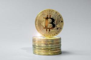 pila de monedas de criptomoneda de bitcoin dorado, crypto es dinero digital dentro de la red blockchain, se intercambia utilizando tecnología e intercambio de Internet en línea. concepto financiero