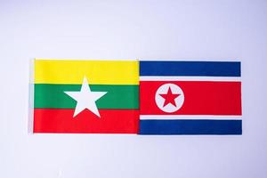 corea del norte contra banderas de myanmar. concepto de amistad, guerra, conflicto, política y relación foto