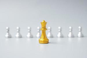 golden chess king pieces or leader businessman stand out of crowd people of silver men. leadership, business, team, teamwork and Human resource management concept photo