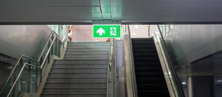 señal de salida de emergencia contra incendios en la pared interior del edificio en la estación de metro. concepto de seguridad foto