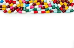 colorido de cápsulas de antibióticos píldoras aisladas sobre fondo blanco con espacio de copia. concepto de resistencia a los medicamentos. uso de medicamentos antibióticos con un concepto de salud razonable y global. foto