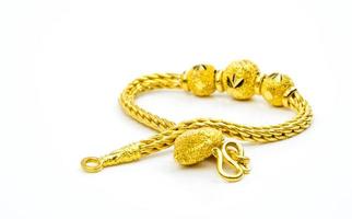pulsera de joyería de oro de estilo tailandés aislada en fondo blanco con espacio de copia, solo agregue su propio texto. regalo de año nuevo chino. negocio de la tienda de oro.