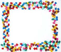 colorido de pastillas de cápsulas de antibióticos sobre fondo blanco con espacio de copia. concepto de resistencia a los medicamentos. uso de medicamentos antibióticos con un concepto de atención médica razonable y global. fondo para texto foto