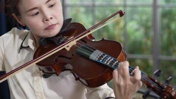 mujer adulta tocando el violín video