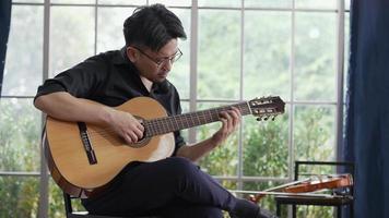 guitarrista tocando guitarra em casa video