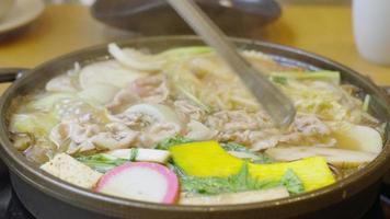 sukiyaki quente foi cozido em uma panela. conceito de comida video