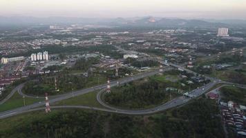 vista aérea del tráfico de automóviles en el peaje video