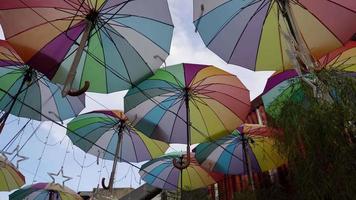 Bewegen Sie sich langsam auf den bunten Regenschirm zu video