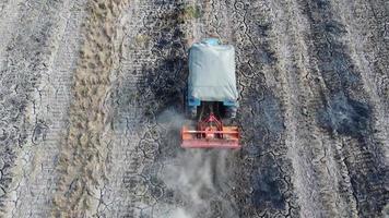 Tractor use seedbed prepare the land for cultivation