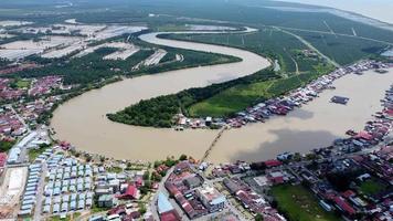 vista aérea del puente kuala kurau en el río curve video