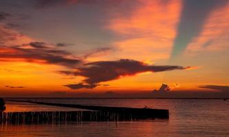 hermoso cielo rojo y naranja al atardecer sobre el mar tropical. cielo rojo del atardecer. horizonte en el mar. mar tropical vista panorámica del cielo del atardecer. océano en calma marina. imagen artística de la capa de nubes en el cielo del atardecer. foto