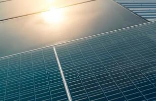 paneles solares o módulo fotovoltaico. energía solar para energía verde. recursos sostenibles. energía renovable. tecnología limpia. Los paneles de células solares utilizan la luz solar como fuente para generar electricidad. foto