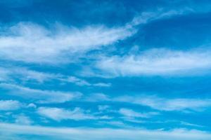 hermoso cielo azul y fondo abstracto de nubes blancas. fondo de nubes. cielo azul y nubes blancas en un día soleado. clima natural. cielo de día brillante para fondo de día feliz. foto