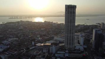 vista aérea edificio komtar y edificio antiguo georgetown. video