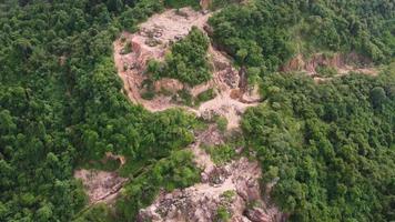 vista aérea minería ascendente de piedra roja en la selva. video