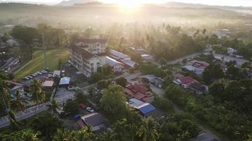vista aérea pequeño pueblo en malays kampung video