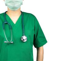 el médico cirujano usa uniforme de camisa verde y mascarilla verde. médico con estetoscopio colgado en el cuello. profesional de la salud. médico cirujano de pie con confianza. concepto de confianza del paciente.
