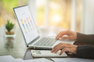 business woman analyzing charts and display graphs Successful work concepts. Business growth, business strategy planning. Learning and business development. photo
