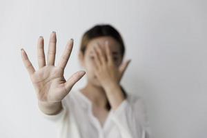 las mujeres levantan la mano para prohibir la violencia sexual. Campaña para poner fin a la violencia contra las mujeres, incluidas las violaciones y la trata de personas. foto