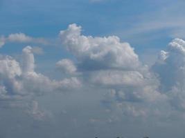 nube blanca de fondo en el cielo azul foto