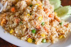 arroz frito en el menú del plato asia china china y cocina tailandesa, arroz frito con huevo y verduras comida saludable foto