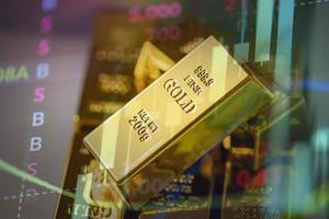 lingotes de oro en caja, pila de lingotes de oro conceptos de economía de negocios financieros, riqueza y éxito de reserva en negocios y finanzas