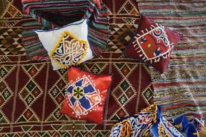 coloridas alfombras y almohadas. textil tradicional egipcio para el mes de ramadán, el cairo, egipto. foto