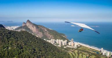 rio de janeiro, brasil, vuelo en ala delta foto